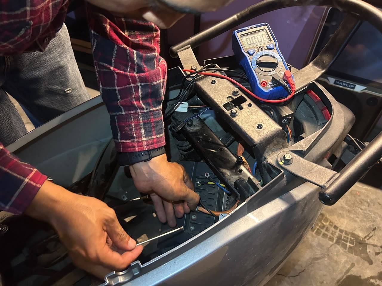 Proses konversi kendaraan listrik di E-Garage MHN