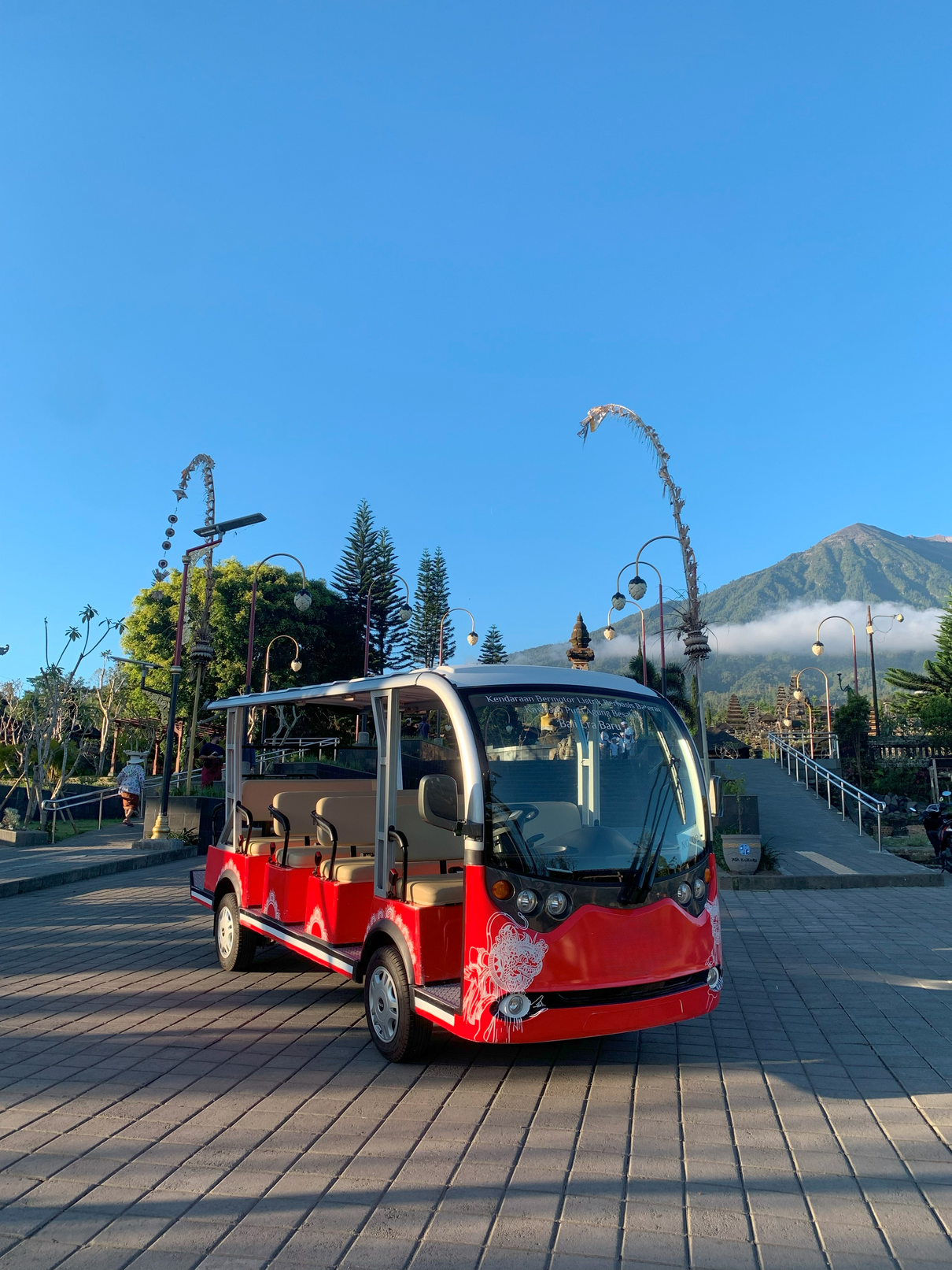 Unit EV Shuttle MHN melayani kawasan Pura Agung Besakih, Bali